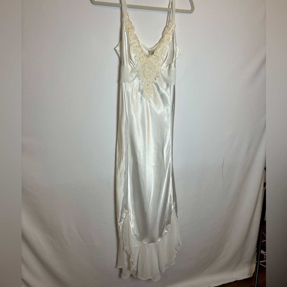 NWT In Bloom By Jonquil Bridal Lace Trim Deep V-Neck Sleeveless Ruffle Hem Gown